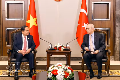 El presidente del Parlamento de Vietnam, Tran Thanh Man, y el titular de la Gran Asamblea Nacional de Turquía, Numan Kurtulmus (Fuente: VNA)