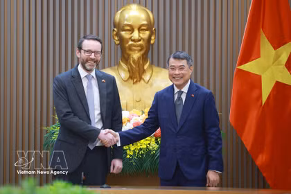 El primer ministro de Vietnam, Le Minh Hung, ofrece una recepción al embajador del Reino Unido en Hanoi, Iain Frew (Fuente: VNA)