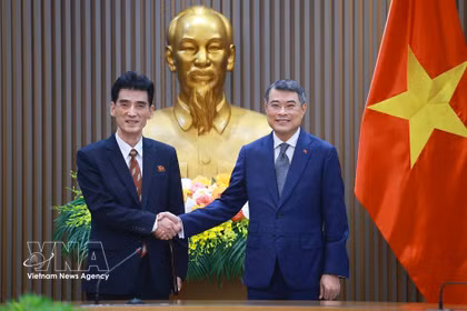 El primer ministro vietnamita, Le Minh Hung, recibió hoy en Hanoi al embajador de la República Popular Democrática de Corea en Vietnam, Ri Sung Guk (Fuente: VNA)