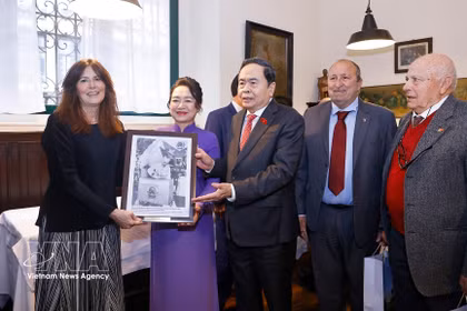 El presidente de la Asamblea Nacional, Tran Thanh Man, obsequia un retrato del Presidente Ho Chi Minh al restaurante Antica Trattoria della Pesa (Fuente: VNA)