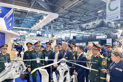 Una delegación de alto nivel del Ministerio de Defensa de Vietnam, encabezada por el viceministro Nguyen Truong Thang, participa en la feria internacional de armamento terrestre Eurosatory 2026 (Fuente: VNA)