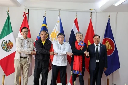 Los embajadores del ACMC posan para una foto grupal en la ceremonia de entrega. Foto: VNA.