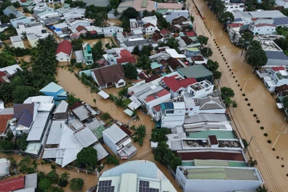 Las aguas crecieron rápidamente y alcanzaron su punto máximo la tarde del 17 de noviembre, provocando inundaciones generalizadas en localidades a lo largo del río Cai. Foto: VNA