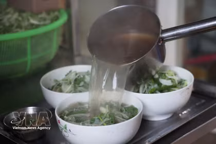 El pho, un famoso plato tradicional vietnamita, es muy apreciado por los visitantes internacionales (Foto: VNA)