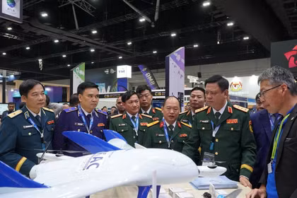 Una delegación de alto rango del Ministerio de Defensa Nacional de Vietnam visita los stands de la exposición. (Foto: Ministerio de Defensa)