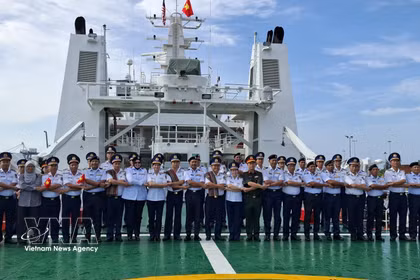 Representantes de la Guardia Costera de Vietnam y de la Agencia de Aplicación de la Ley Marítima de Malasia (MMEA) del estado de Pahang posan para una foto conmemorativa, según la tradición de la ASEAN, en la cubierta del buque CSB 8005. Foto: VNA