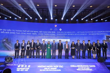 Los delegados posan para una foto conmemorativa tras la ceremonia de anuncio de la cooperación y el intercambio de cartas de propuesta. Foto: VNA