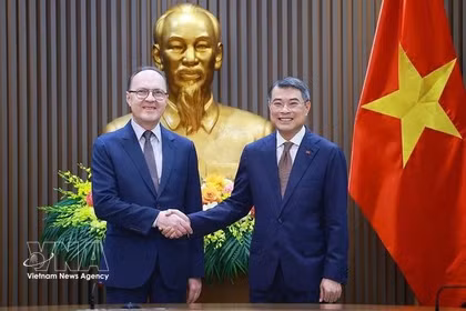 El primer ministro Le Minh Hung recibió en mayo al embajador de Rusia en Vietnam, Gennady Bezdetko (Fuente: VNA)