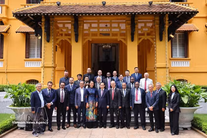 El canciller vietnamita, Le Hoai Trung, y los cónsules honorarios (Fuente: VNA)