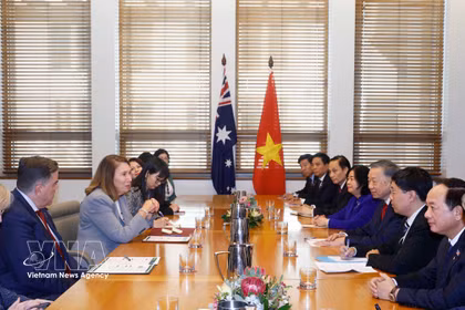 El secretario general del Partido Comunista de Vietnam y presidente de la República, To Lam, sostiene un encuentro con la presidenta del Senado asutraliano, Sue Lines, y el presidente de la Cámara de Representantes, Milton Dick (Fuente: VNA)
