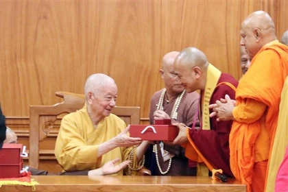 El muy venerable Thich Tri Quang, recibe a jefes de las delegaciones budistas internacionales (Fuente: VNA)