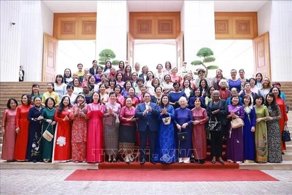 El primer ministro de Vietnam, Pham Minh Chinh, junto a su esposa, recibe a diplomáticas nacionales y extranjeras (Fuente: VNA)
