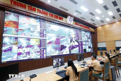 Los agentes de la policía de tránsito monitorean el tráfico 24/7 mediante cámaras con inteligencia artificial (Foto: VNA)