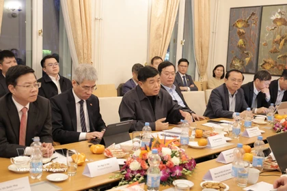 El viceprimer ministro Nguyen Chi Dung habla en la cita (tercero a la izquierda). (Fuente: VNA)