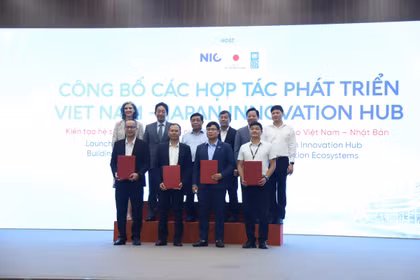El Comité Organizador anunció las líneas de cooperación entre Vietnam y sus socios para desarrollar el ecosistema de innovación y los sectores tecnológicos estratégicos en Vietnam. Foto: tapchikinhtetaichinh.vn