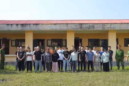 La Policía de la provincia centrovietnamita de Quang Tri desmantela una red de estafas y apropiación indebida de bienes a través de internet, operando de manera organizada y transnacional, deteniendo a 61 personas (Fuente: Ministerio de Seguridad Pública)