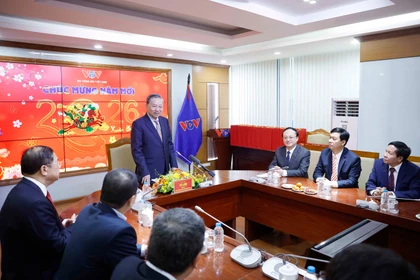 El secretario general To Lam visita y felicita el Año Nuevo a funcionarios, reporteros, editores, técnicos y trabajadores de la Radio Voz de Vietnam. Foto: VNA.