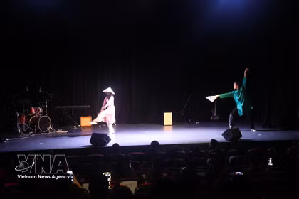 Estudiantes vietnamitas interpretan una danza en el programa artístico del Concierto VNYA 2026. Foto: VNA.
