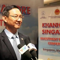 El embajador de Vietnam en Singapur, Tran Phuoc Anh, concede una entrevista a la Agencia Vietnamita de Noticias durante el evento. (Foto: VNA)