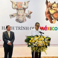 El embajador de México en Vietnam, Alejandro Negrín, interviene en el acto inaugural. (Fuente: baovanhoa.vn)