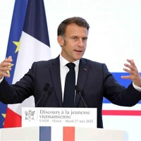 El presidente francés, Emmanuel Macron, conversa con estudiantes y jóvenes intelectuales vietnamitas en la Universidad de Ciencia y Tecnología de Hanói (USTH) el 27 de mayo. (Foto: VNA)