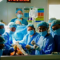 Médicos vietnamitas realizan con éxito una intervención intrauterina a una madre singapurense. (Foto: VNA)