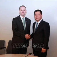 El ministro de Industria y Comercio de Vietnam, Nguyen Hong Dien (der.), jefe del equipo negociador del Gobierno vietnamita, y el representante comercial de EE. UU., Jamieson Greer. (Fuente: VNA)