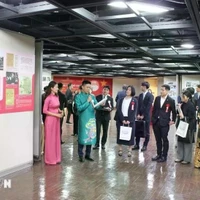 Visitantes en la exposición sobre el Presidente Ho Chi Minh en Fukuoka, Japón. (Foto: VNA)