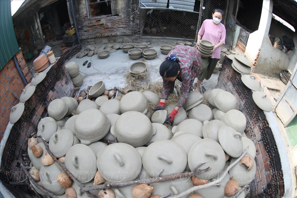 Los hornos tradicionales se construyen con ladrillos de arcilla, donde se cuecen los productos cerámicos a altas temperaturas para crear durabilidad y colores característicos. (Fuente: VNA)