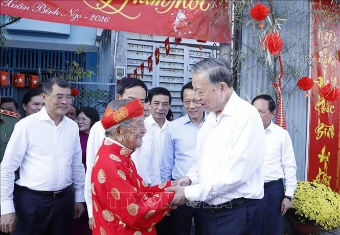 El secretario general del Partido Comunista de Vietnam, To Lam, visita y felicita el Año Nuevo al investigador Nguyen Dinh Tu, de 106 años, quien posee valiosas investigaciones sobre historia y cultura. (Foto: VNA)