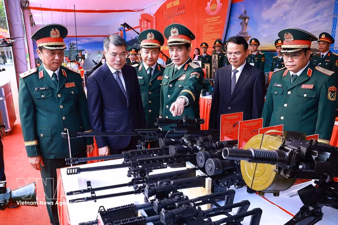 El primer ministro Le Minh Hung visita una exposición de iniciativas de innovación tecnológica de la Región Militar 4. Foto: VNA