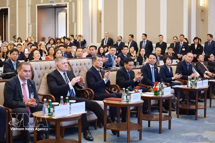 El primer ministro de Vietnam, Le Minh Hung, y su homólogo de Eslovaquia, Robert Fico, participan en el Foro Empresarial Vietnam – Eslovaquia. (Foto: VNA) 
