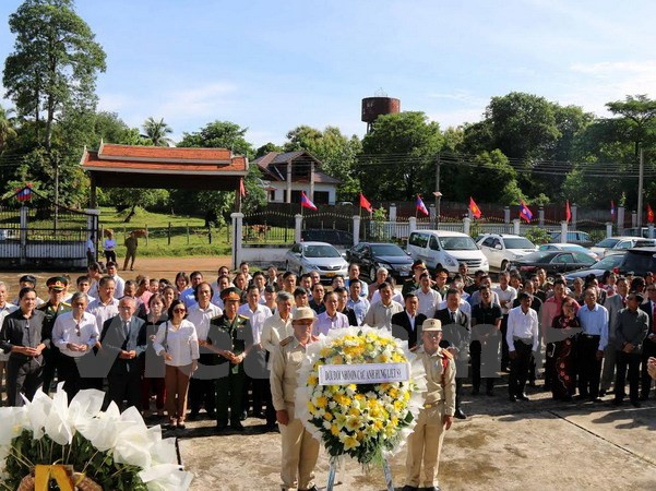 Vietnamitas en Laos y Camboya homenajean a los caídos por la patria ảnh 1