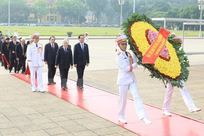 Líderes de Partido y Estado rinden homenaje a los mártires de la Patria ảnh 1 Líderes de Partido y Estado rinden homenaje a los mártires de la Patria ảnh 1