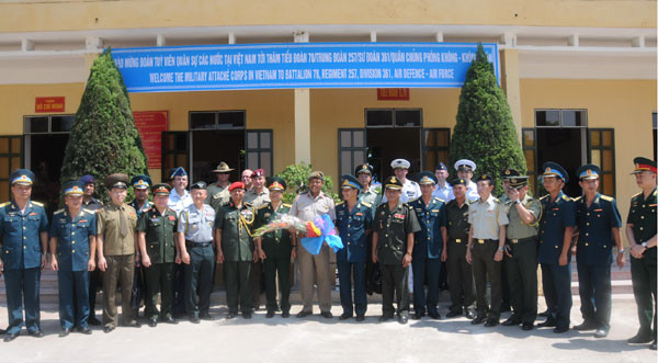 Agregados militares extranjeros visitan unidad antiaérea ảnh 1 Agregados militares extranjeros visitan unidad antiaérea ảnh 1