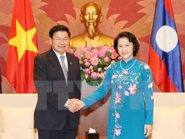 Presidenta del Parlamento de Vietnam se reúne con premier laosiano ảnh 1 Presidenta del Parlamento de Vietnam se reúne con premier laosiano ảnh 1