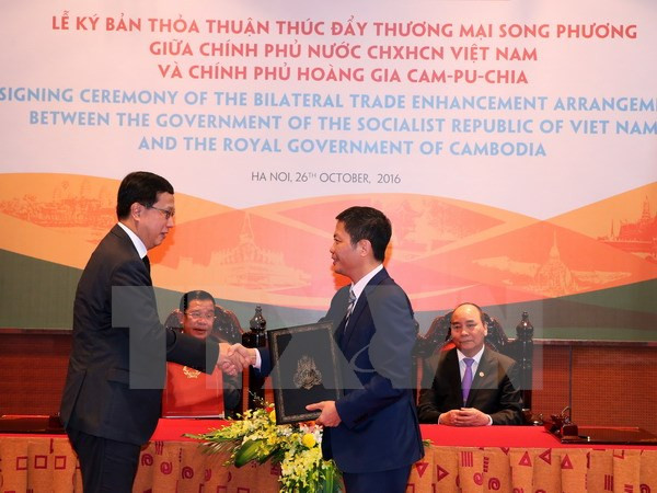 Vietnam y Camboya firman acuerdo comercial al margen de cumbres regionales ảnh 1 Vietnam y Camboya firman acuerdo comercial al margen de cumbres regionales ảnh 1