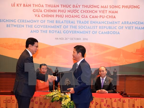 Vietnam y Camboya firman acuerdo comercial al margen de cumbres regionales ảnh 1