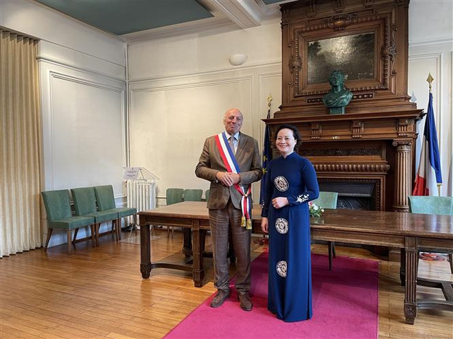 Viaje "Tras los pasos del Tío Ho" en Francia ảnh 1 Viaje "Tras los pasos del Tío Ho" en Francia ảnh 1