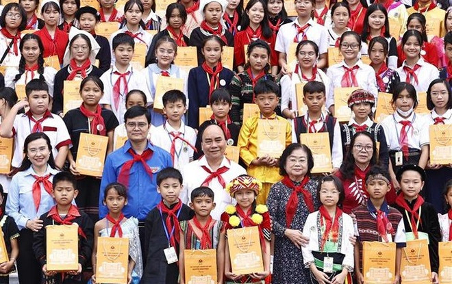 Presidente vietnamita se encuentra con niños destacados de etnias del país ảnh 1 Presidente vietnamita se encuentra con niños destacados de etnias del país ảnh 1