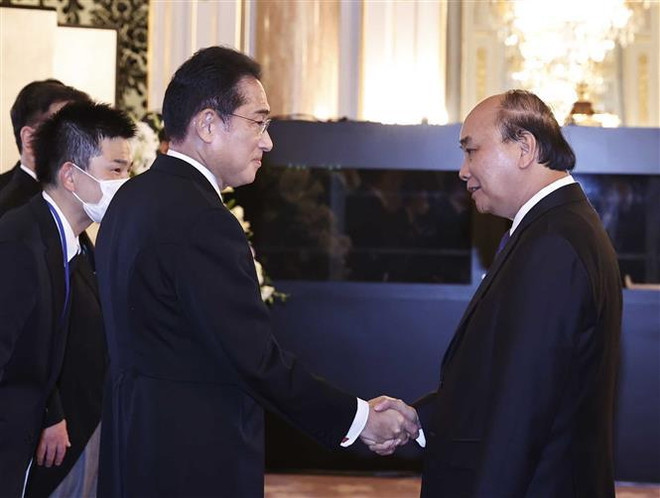 Presidente de Vietnam participa en reunión de agradecimiento después del funeral de expremier japonés ảnh 1 Presidente de Vietnam participa en reunión de agradecimiento después del funeral de expremier japonés ảnh 1