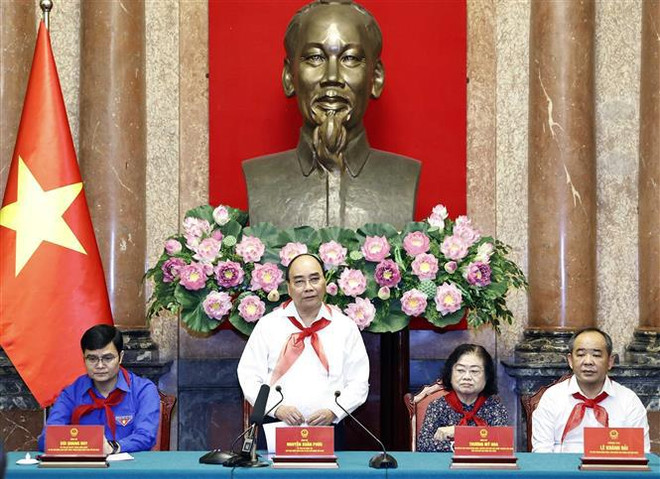 Presidente vietnamita se encuentra con niños destacados de etnias del país ảnh 2 Presidente vietnamita se encuentra con niños destacados de etnias del país ảnh 2