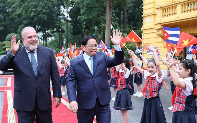 Primer ministro vietnamita preside acto de bienvenida a su homólogo de Cuba ảnh 3 Primer ministro vietnamita preside acto de bienvenida a su homólogo de Cuba ảnh 3