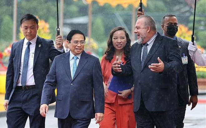 Primer ministro vietnamita preside acto de bienvenida a su homólogo de Cuba ảnh 2 Primer ministro vietnamita preside acto de bienvenida a su homólogo de Cuba ảnh 2