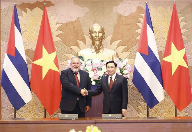 Presidente del Parlamento vietnamita se reúne con primer ministro cubano ảnh 1 Presidente del Parlamento vietnamita se reúne con primer ministro cubano ảnh 1