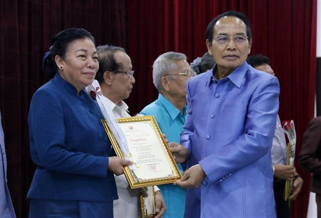 Entregan premios a obras literarias sobre nexos especiales Vietnam - Laos ảnh 1 Entregan premios a obras literarias sobre nexos especiales Vietnam - Laos ảnh 1