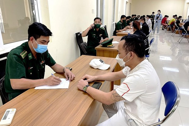 Camboya entrega 44 vietnamitas inmigrantes ilegales a provincia de An Giang ảnh 1 Camboya entrega 44 vietnamitas inmigrantes ilegales a provincia de An Giang ảnh 1