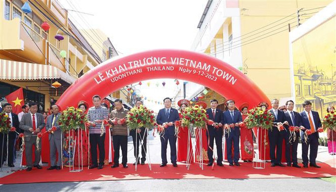 Presidente de Asamblea Nacional de Vietnam inaugura barrio vietnamita en Tailandia ảnh 1 Presidente de Asamblea Nacional de Vietnam inaugura barrio vietnamita en Tailandia ảnh 1