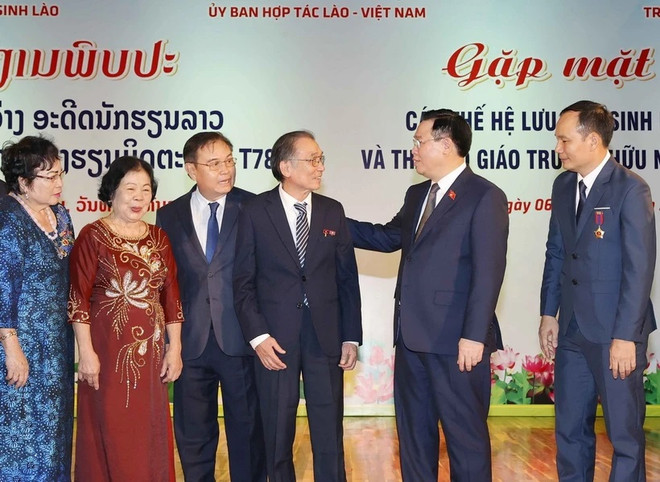 Presidente del Parlamento vietnamita continúa visita de trabajo en Laos ảnh 1 Presidente del Parlamento vietnamita continúa visita de trabajo en Laos ảnh 1
