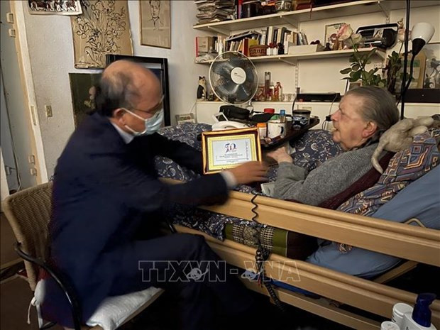 Entrega obsequios a Madeleine Riffaud, amiga francesa del pueblo vietnamita ảnh 1 Entrega obsequios a Madeleine Riffaud, amiga francesa del pueblo vietnamita ảnh 1
